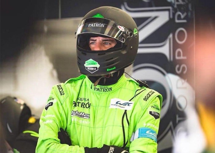 Yannick Poulain dans le paddock en compétition automobile